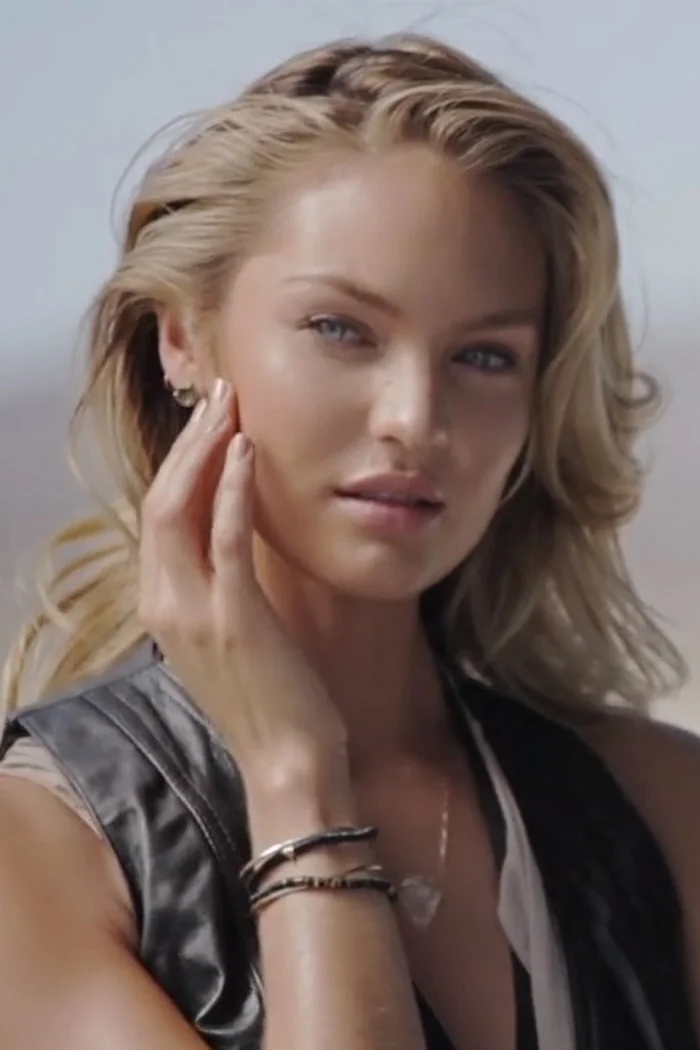 Candice Swanepoel en portrait beauté blond pour campagne Max Factor