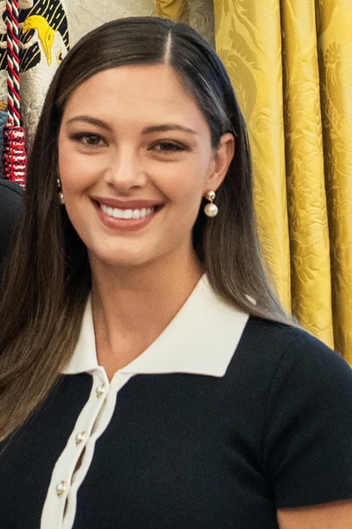 Demi-Leigh Nel-Peters souriante en polo noir et blanc avec cheveux longs bruns