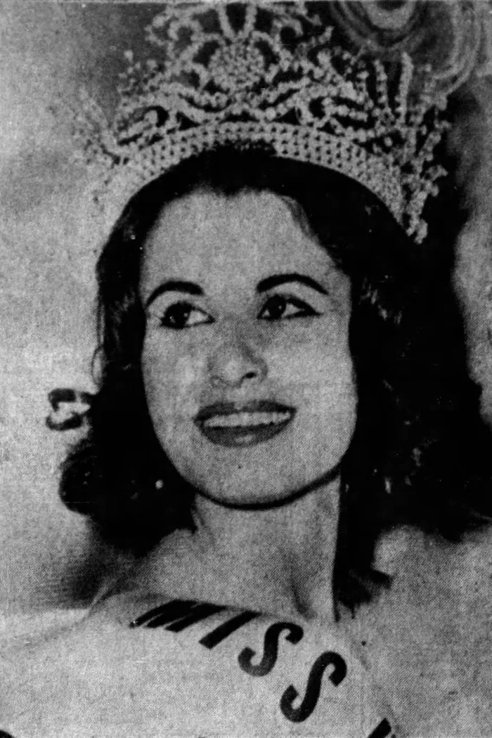 Norma Nolan portant la couronne de Miss Univers 1962 dans un portrait de presse noir et blanc