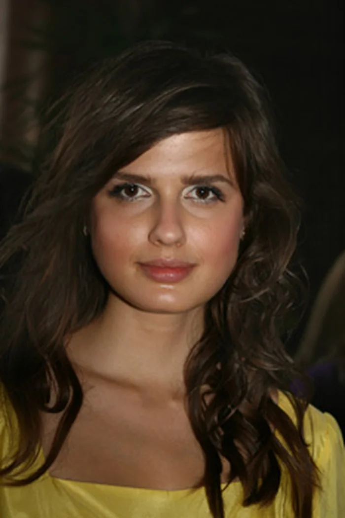 Alena Aladka, Miss Belarus 2007 née à Minsk, portrait en haut jaune avec cheveux bruns ondulés