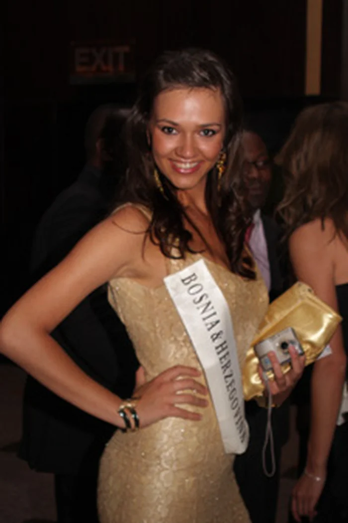 Tanja Vujičić, Miss Bosnia and Herzegovina 2008 en robe dorée avec écharpe