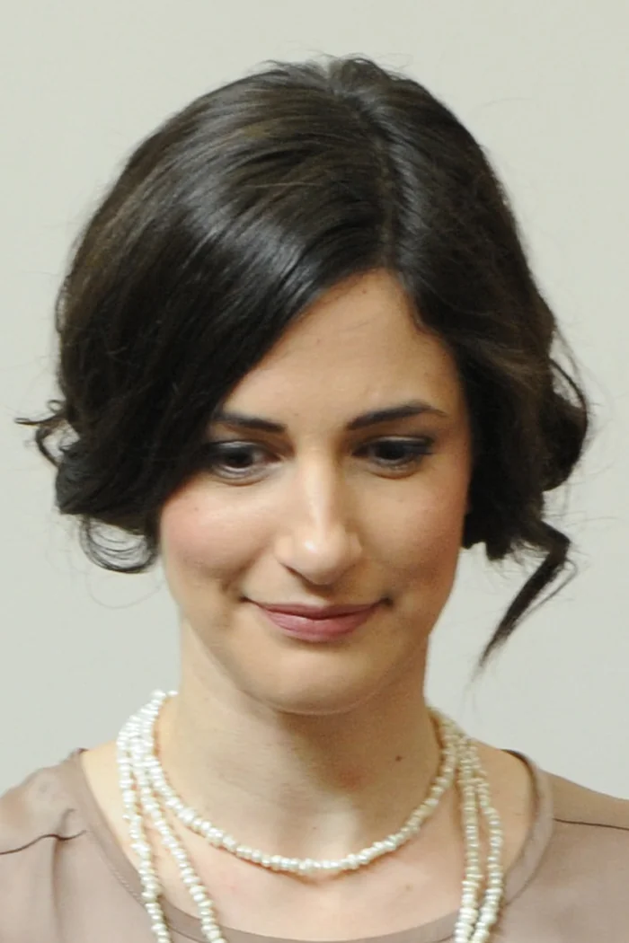 Zana Marjanović, actrice née à Sarajevo, portrait avec collier de perles