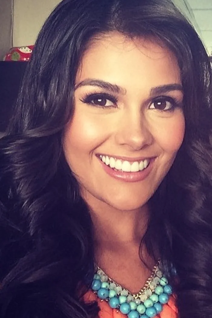 Fabiana Granados en portrait rapproché, cheveux bruns et sourire