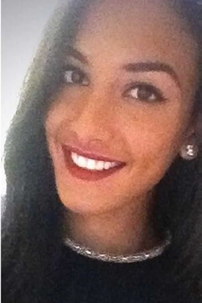 Johanna Solano souriante, cheveux bruns et collier argenté