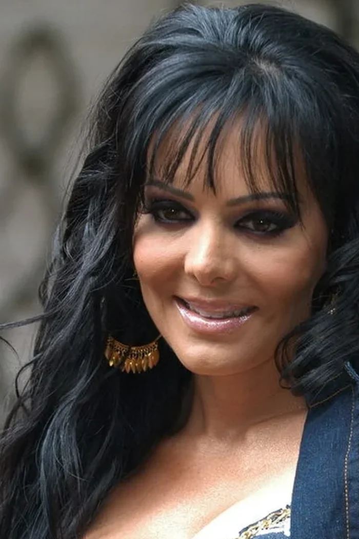 Portrait serré de Maribel Guardia, cheveux noirs bouclés et frange