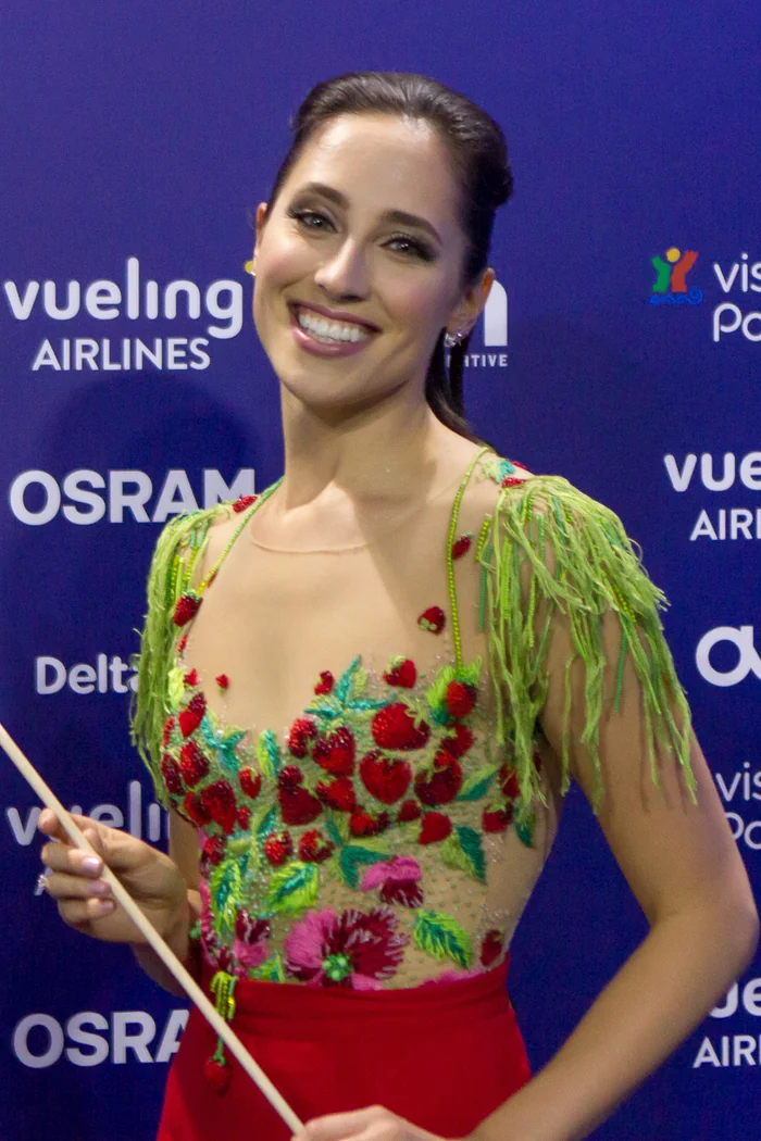 Elina Nechayeva, chanteuse estonienne née à Tallinn, robe florale rouge et verte au tapis bleu Eurovision