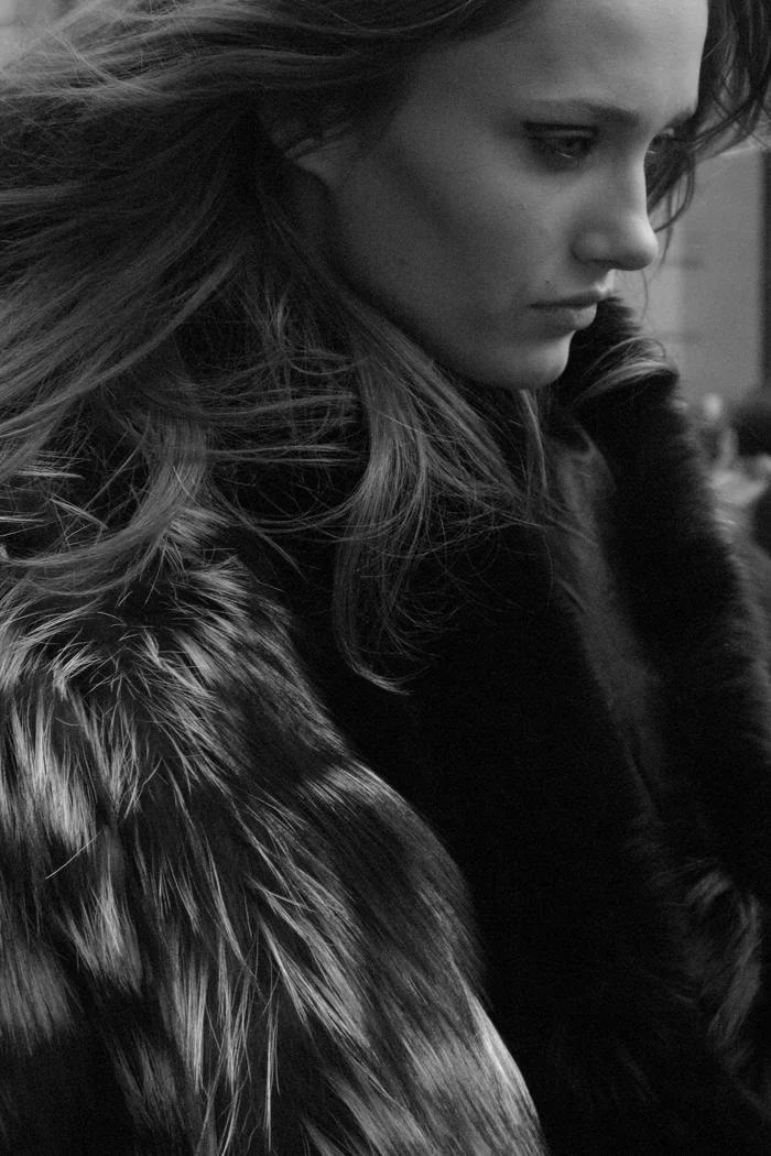 Karmen Pedaru, mannequin estonienne née à Kehra, portrait noir et blanc de profil avec manteau texturé