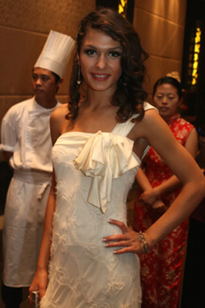 Tamar Nemsitsveridze, Miss Georgia 2007, en robe blanche lors d'un evenement de concours