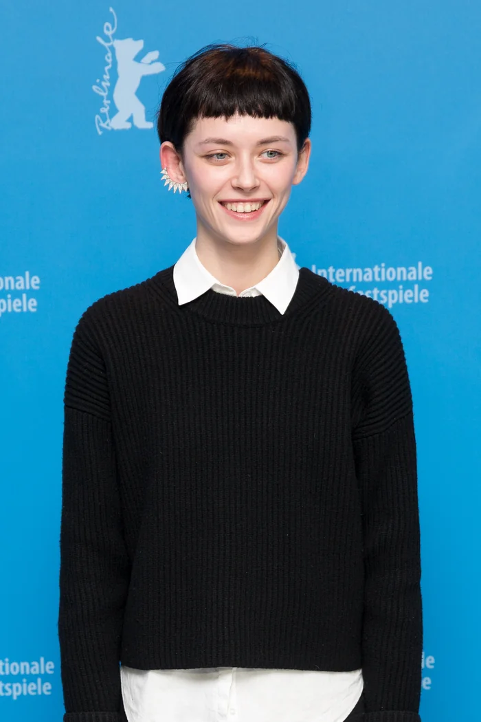 Tinatin Dalakishvili, actrice et mannequin georgienne, devant le fond bleu de la Berlinale
