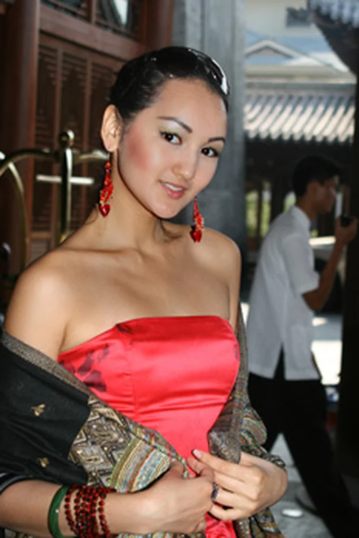 Dana Kaparova, Miss Kazakhstan, en tenue traditionnelle et moderne