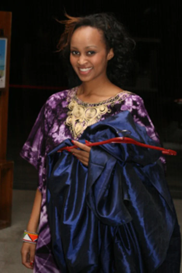 Catherine Wainaina en robe bleue et violette lors de Miss Kenya 2007