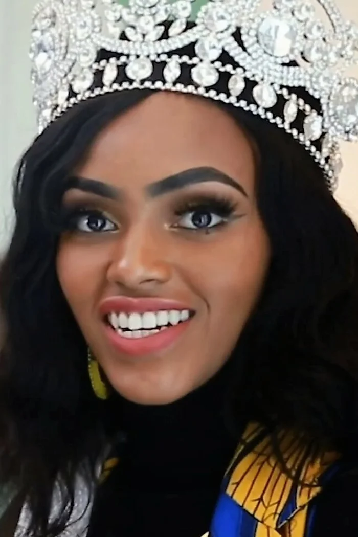 Maria Wavinya souriante avec couronne de Miss World Kenya
