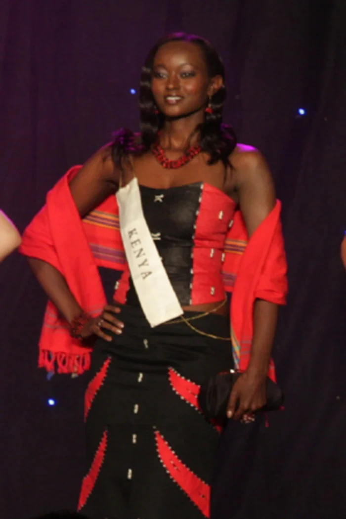 Ruth Kinuthia portant une écharpe Miss Kenya et une tenue rouge et noire