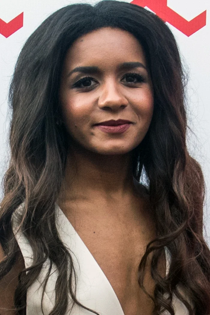 Aminata Savadogo, chanteuse lettone née à Riga, portrait photo shoot à Jūrmala en 2017