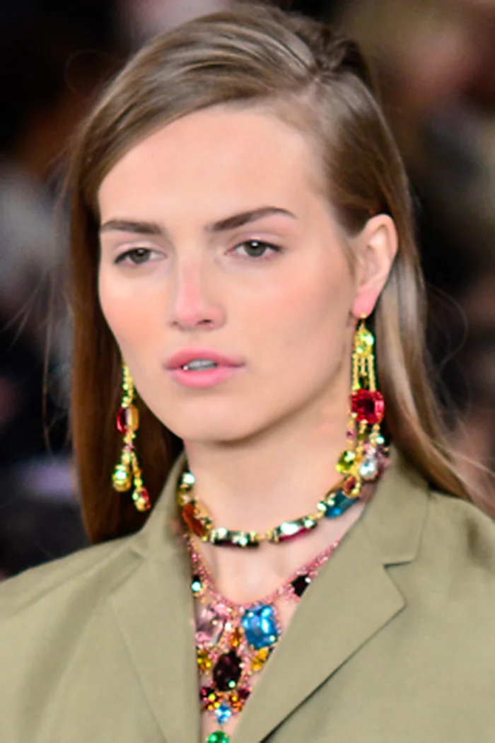 Agnė Končiūtė, mannequin lituanienne, cheveux châtain clair et veste olive au défilé Ralph Lauren
