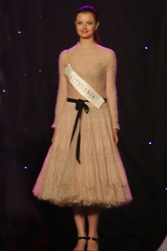 Gabrielė Martirosianaitė, Miss Lithuania 2008, en robe rose pâle avec écharpe nationale
