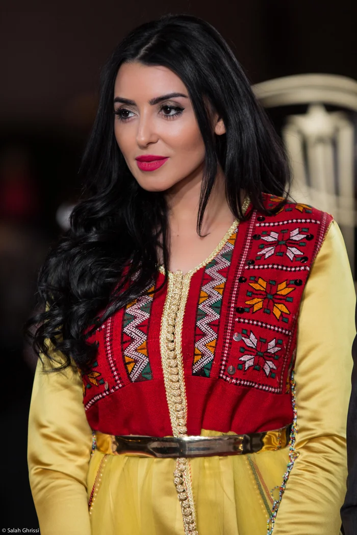 Fati Jamali en caftan marocain rouge et jaune brodé