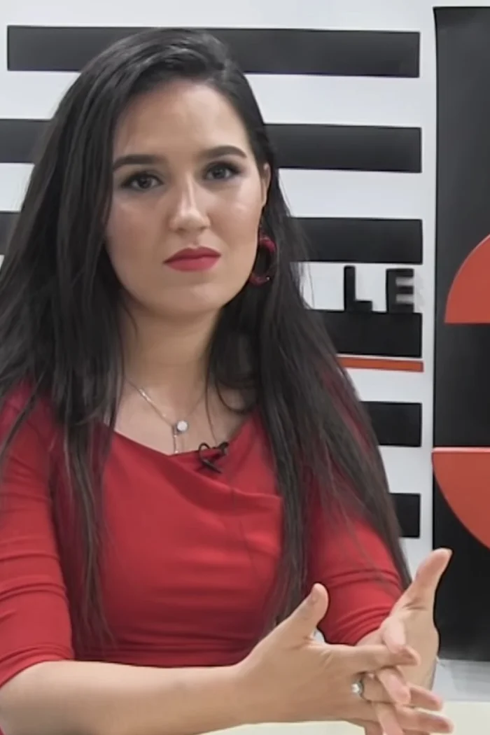 Hind Benjbara en robe rouge lors d'une interview télévisée