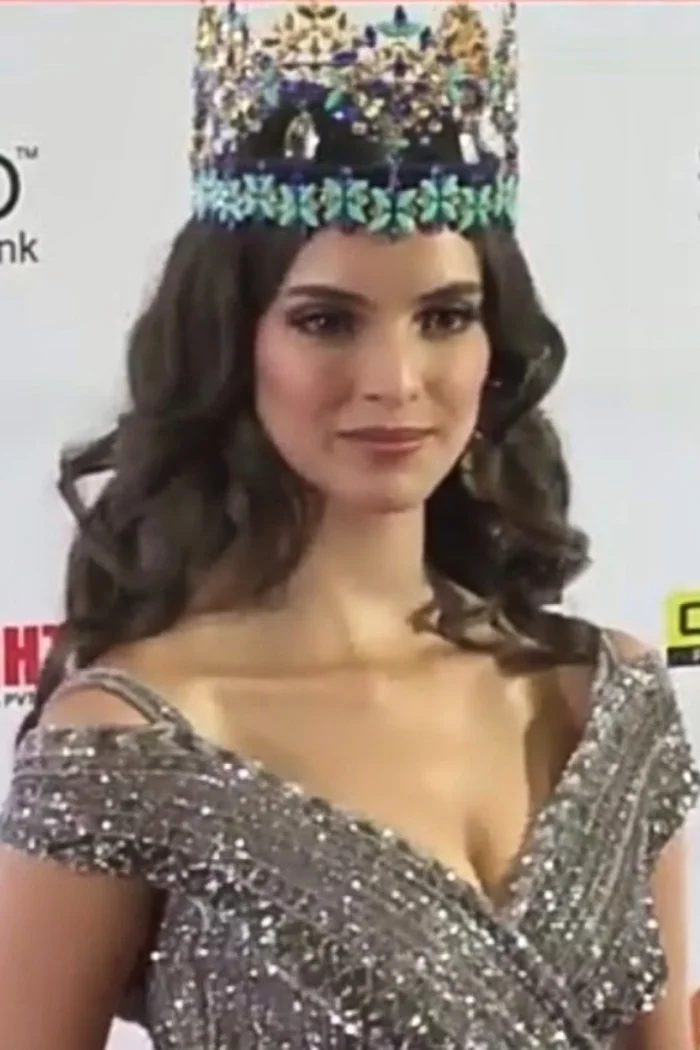 Vanessa Ponce en robe argentée avec la couronne de Miss Monde