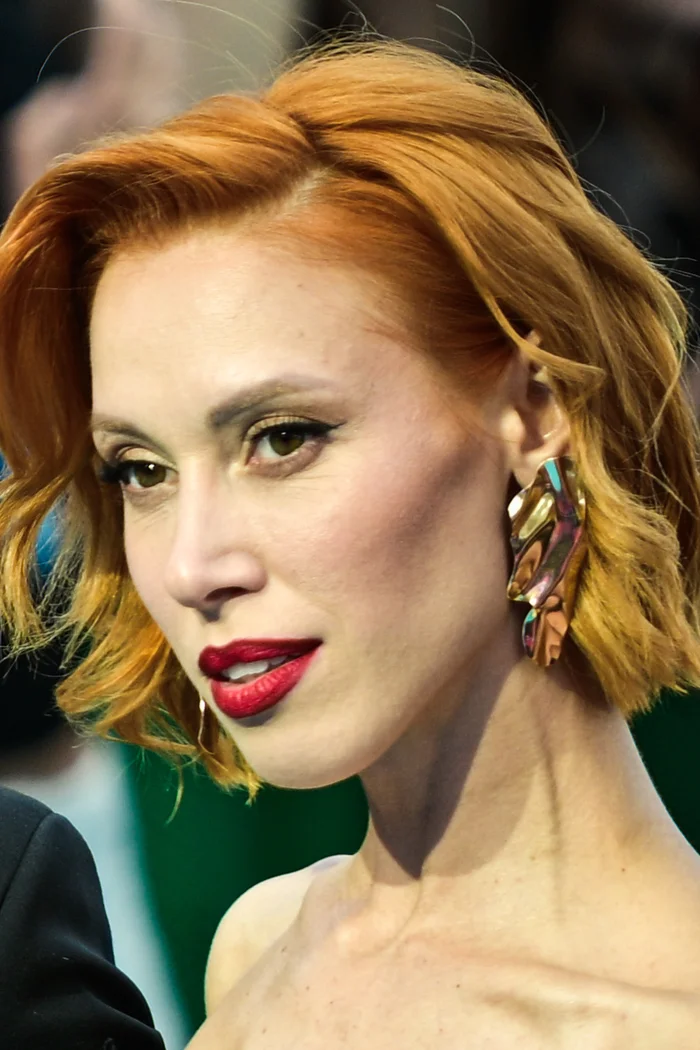 Aliona Moon, chanteuse moldave représentant la Moldavie à l'Eurovision 2013, portrait tapis rouge avec coiffure glamour