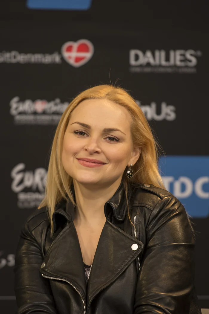Cristina Scarlat, chanteuse moldave représentant la Moldavie à l'Eurovision 2014, portrait souriant en blazer noir