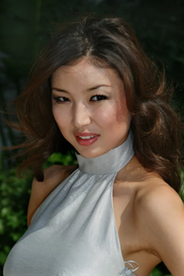 Oyungerel Gankhuyag, Miss Mongolia 2007, portrait extérieur avec cheveux noirs et tenue claire