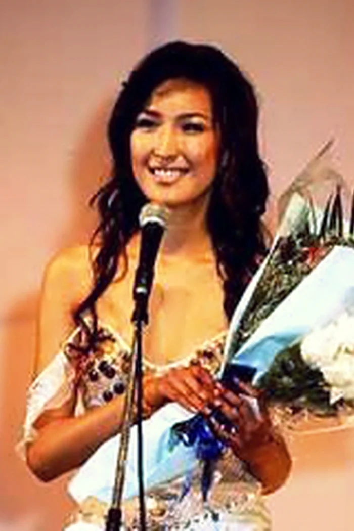 Selenge Erdene-Ochir, Miss Mongolia World 2006, souriante avec bouquet lors d'un couronnement