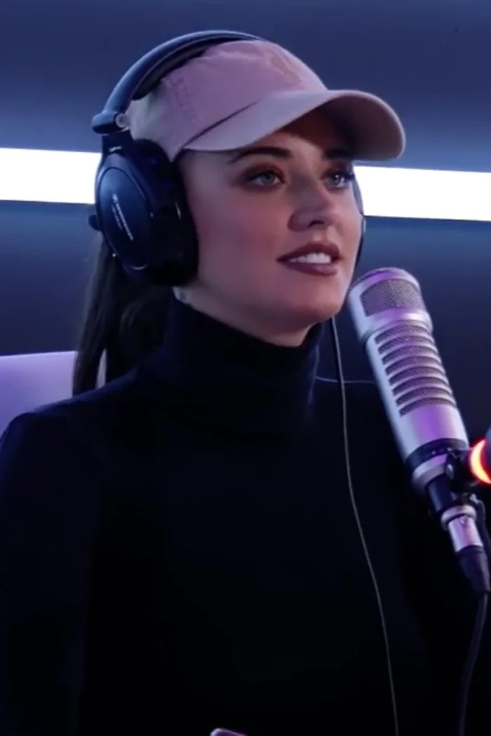 Antonia Iacobescu, chanteuse roumaine nee a Bucarest, au micro en studio radio