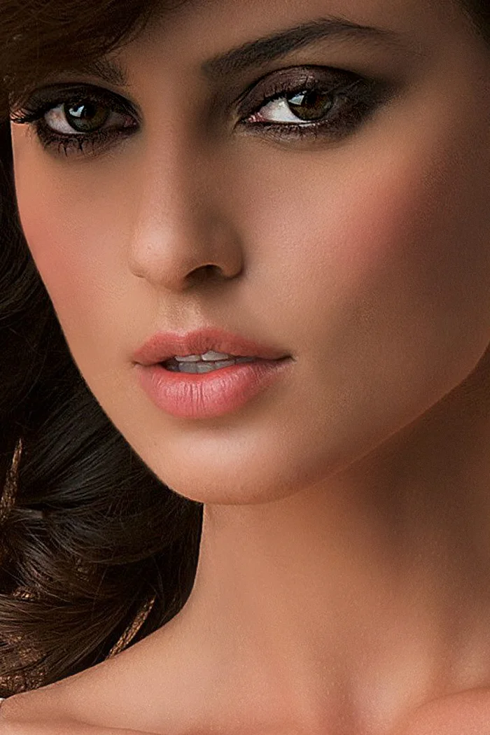 Catrinel Menghia, mannequin et actrice roumaine nee a Iasi, portrait glamour