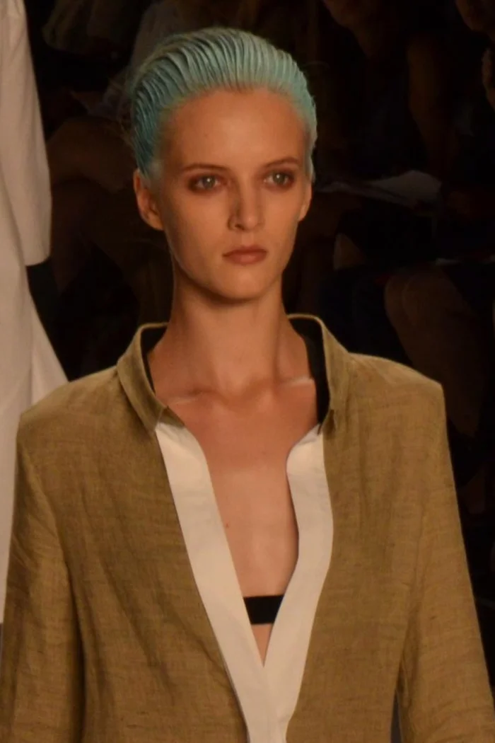 Daria Strokous, mannequin russe en tenue de défilé avec cheveux courts pastel