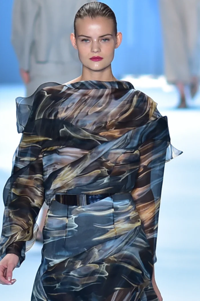 Kate Grigorieva, mannequin russe blonde sur podium Carolina Herrera