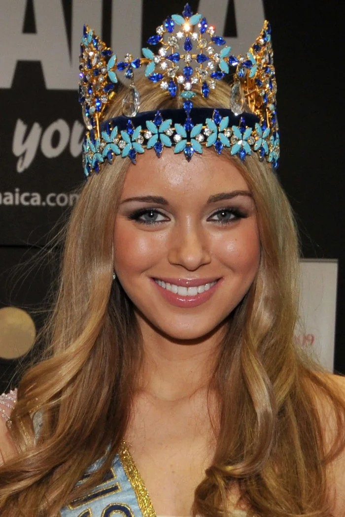 Ksenia Sukhinova, Miss Monde 2008, couronne bleue et écharpe de concours