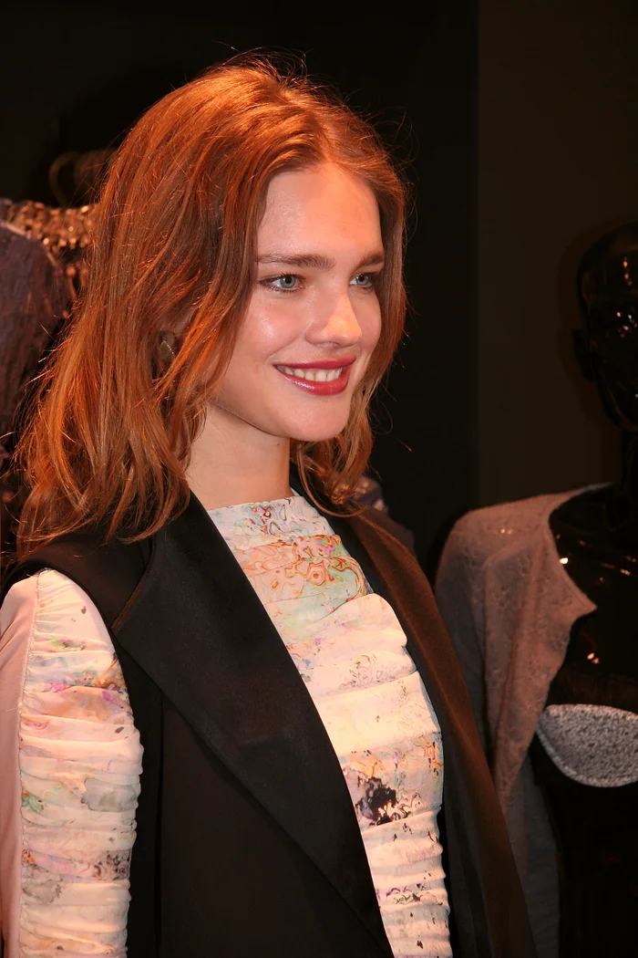 Natalia Vodianova, mannequin russe rousse en tenue claire lors d'un événement mode