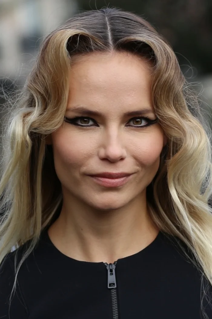 Natasha Poly, mannequin russe blonde en portrait éditorial aux cheveux ondulés