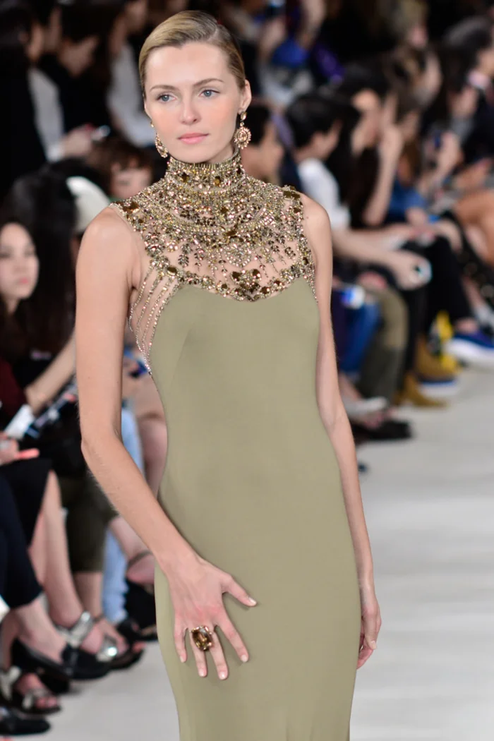 Valentina Zelyaeva, mannequin russe blonde en robe vert olive au défilé Ralph Lauren