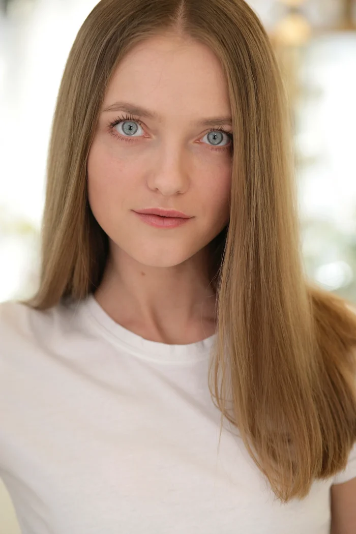 Vlada Roslyakova, mannequin russe blonde en portrait studio clair