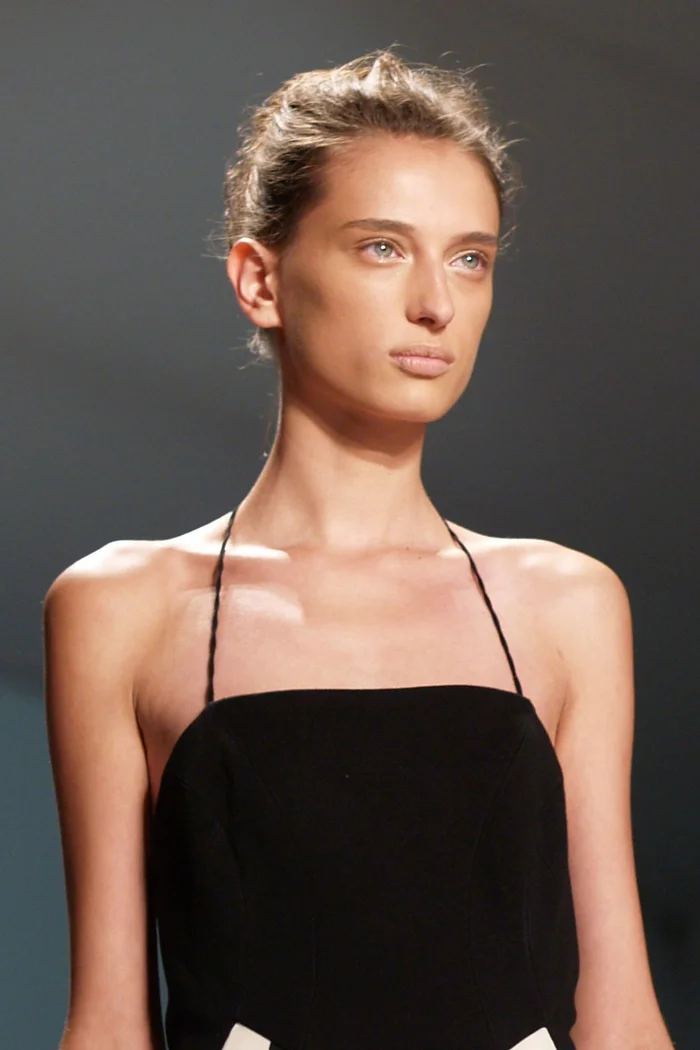 Ana Mihajlovic, mannequin serbe nee a Belgrade, portrait de podium en haut noir