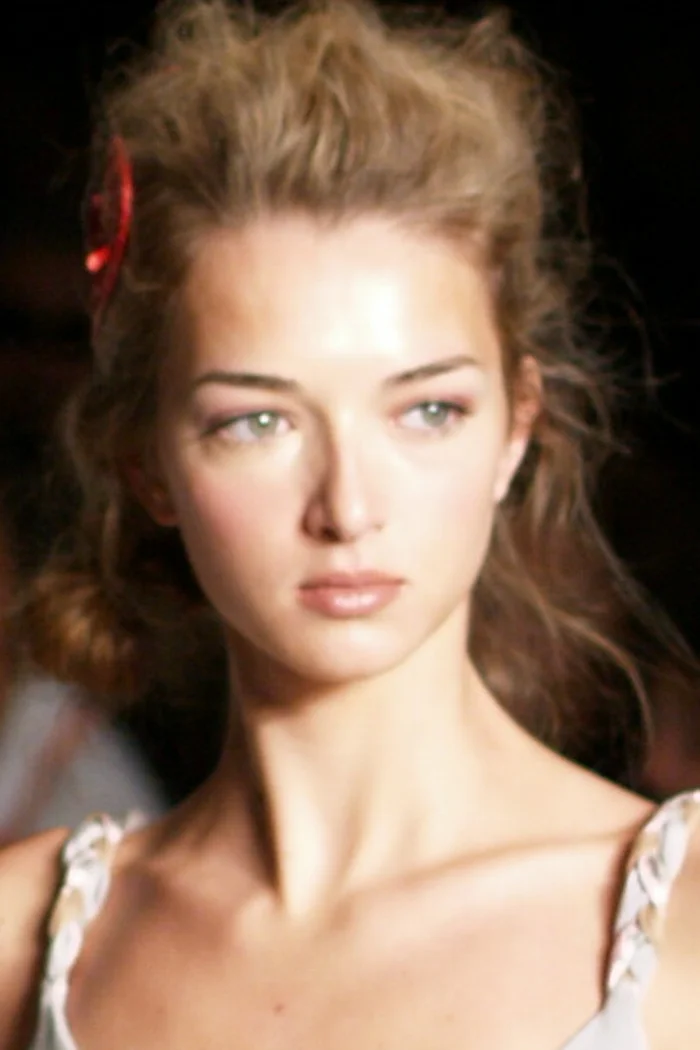 Ines Crnokrak, mannequin serbe nee a Belgrade, portrait de defile en robe claire