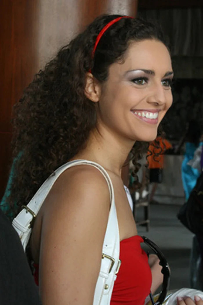 Tadeja Ternar, Miss Slovenia 2007, souriante avec bandeau rouge dans les cheveux