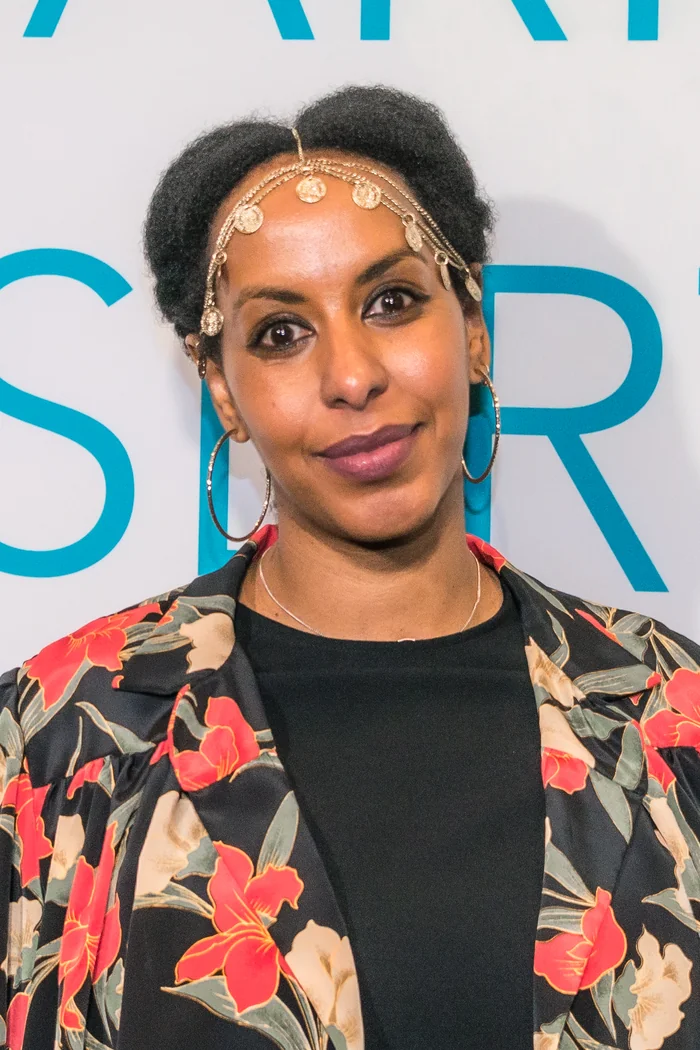 Ubah Musse en portrait de tapis rouge avec veste fleurie et bijou frontal argente