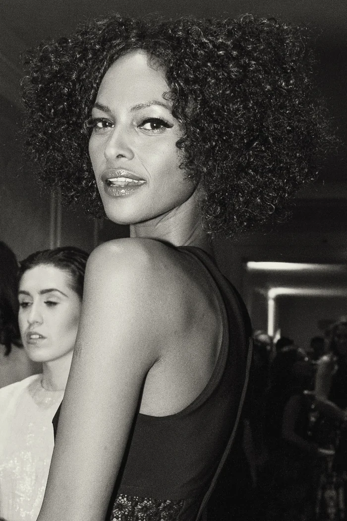 Yasmin Warsame en portrait noir et blanc avec cheveux boucles et regard vers l'objectif