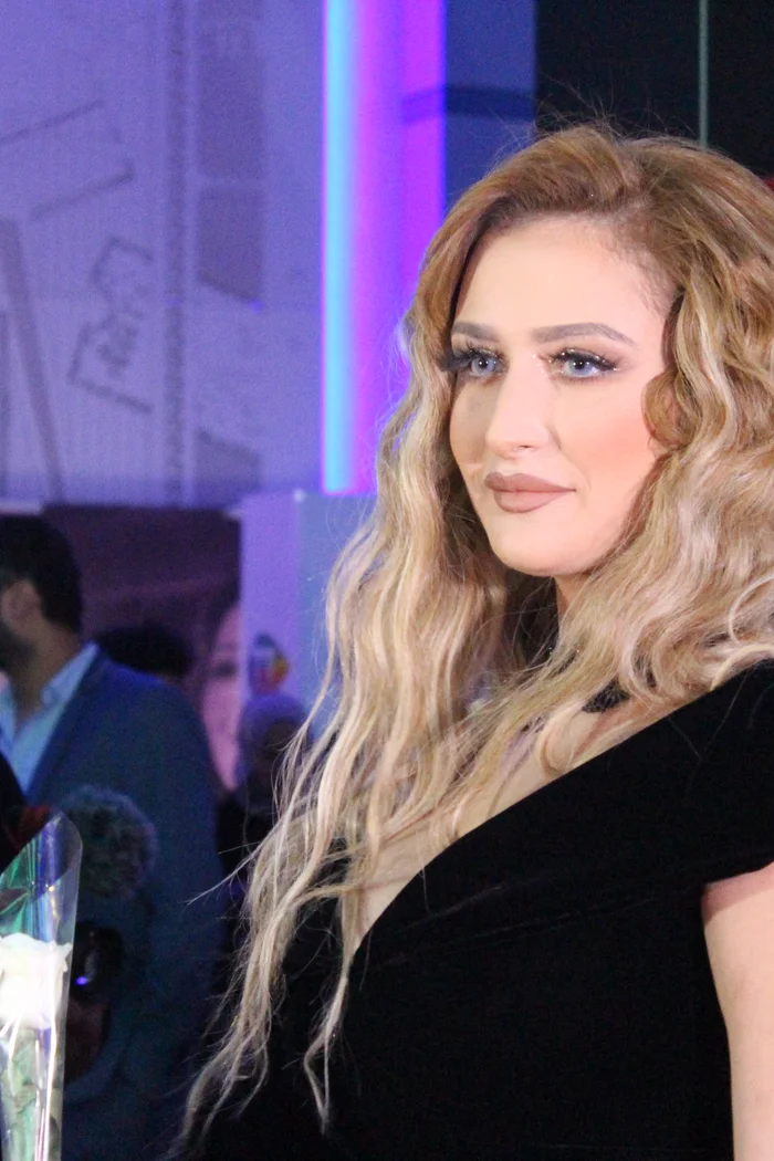 Rania Toumi en robe noire sur tapis rouge au festival de Carthage