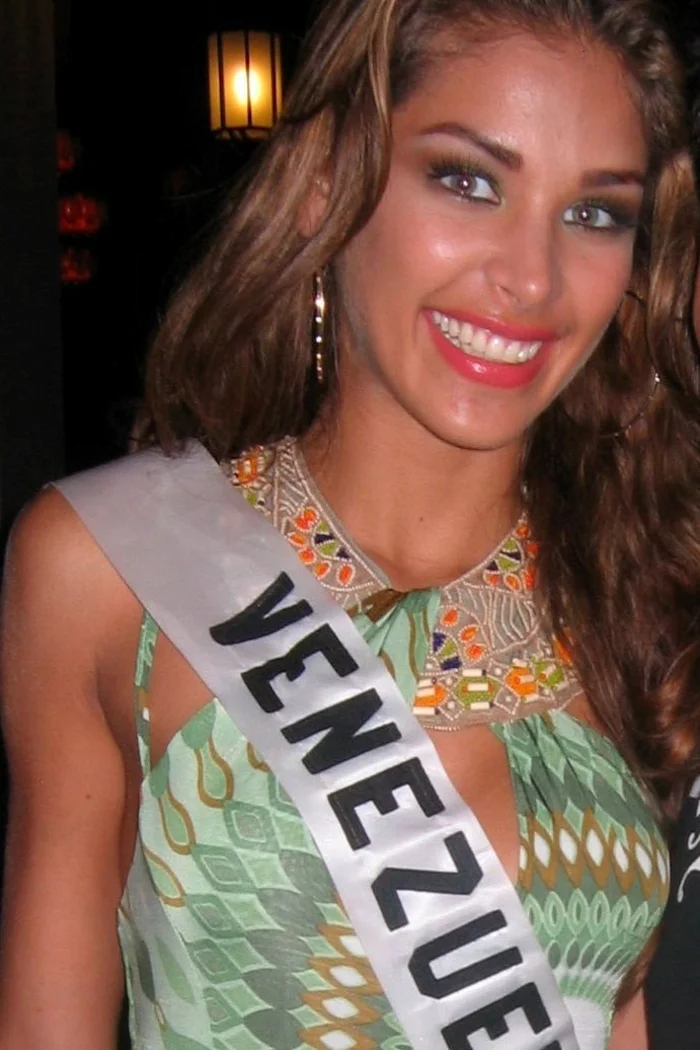Dayana Mendoza souriante, portant une écharpe Venezuela
