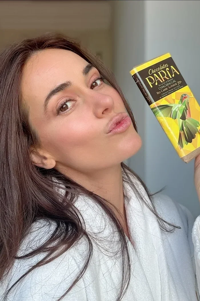 Irene Esser en selfie, cheveux bruns et haut blanc