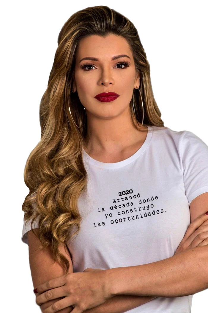 Mariángel Ruiz, cheveux châtains ondulés et tee-shirt blanc
